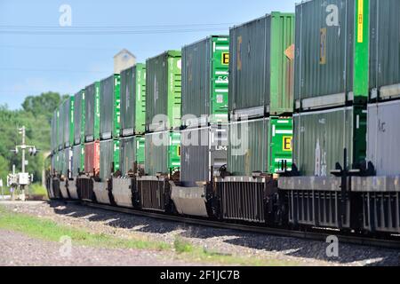 DeKalb, Illinois, États-Unis. Un train de marchandises conteneurisé Union Pacific, en direction est, avec une longue longueur de train, se trouve sur le chemin de Chicago. Banque D'Images