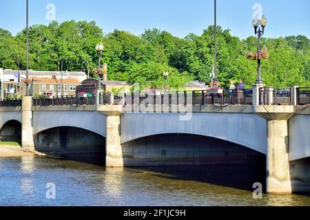 Genève, Illinois, États-Unis. Un pont de rue principal de l'autre côté de la rivière Fox dans une petite communauté de l'Illinois. Banque D'Images