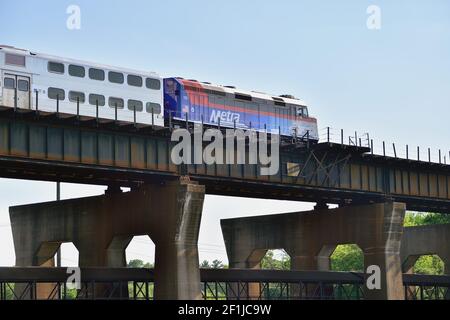 Genève, Illinois, États-Unis. Un train Metra sortant transportant des navetteurs de Chicago en traversant un pont au-dessus de la rivière Fox. Banque D'Images