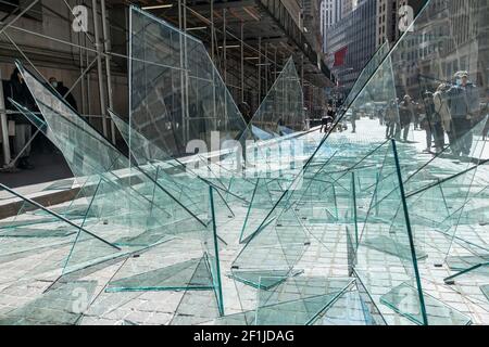 New York, NY - 8 mars 2021 : les conseillers de State Street Global célèbrent leur inscription à la bourse de New York avec une installation de verre brisé autour de la sculpture Fearless Girl, en face de la Bourse de Broad Street Banque D'Images