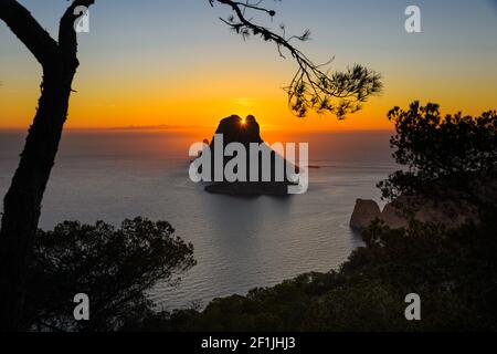 Vue panoramique sur l'îlot des 'es Vedra' à Ibiza. Es Vedra est étroitement liée à la magie de l'île et est une icône d'Ibiza. Visité par tho Banque D'Images