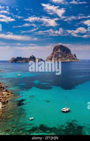 Ibiza, Espagne - 16 juin 2014 : es Vedra. Un des endroits les plus connus sur l'île d'Ibiza. Situé sur la plage de Cala d'Hort. En été, il est commun Banque D'Images