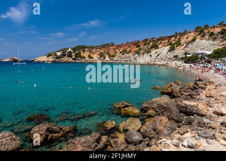 Ibiza, Espagne - 16 juin 2014 : vue nord de la plage de Cala d''Hort. Il y a beaucoup de touristes qui apprécient les eaux cristallines, les restaurants de poissons. Banque D'Images