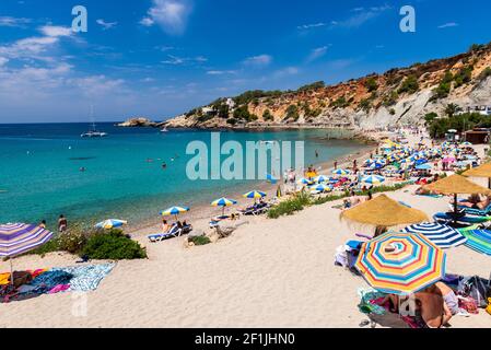 Ibiza, Espagne - 16 juin 2014 : vue nord de la plage de Cala d''Hort. Il y a beaucoup de touristes qui apprécient les eaux cristallines, les restaurants de poissons. Banque D'Images