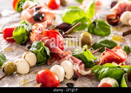 Brochettes de Caprese tomates italiennes ou méditerranéennes mozzarella olives et prosciutto Banque D'Images