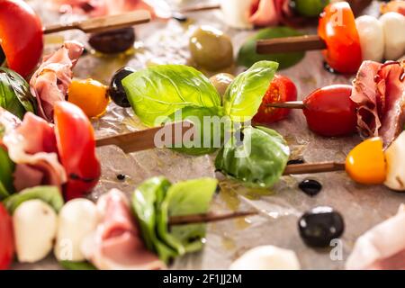 Brochettes de Caprese tomates italiennes ou méditerranéennes mozzarella olives et prosciutto Banque D'Images