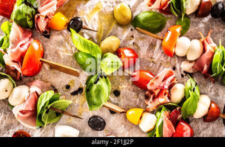 Brochettes de Caprese tomates italiennes ou méditerranéennes mozzarella olives et prosciutto Banque D'Images