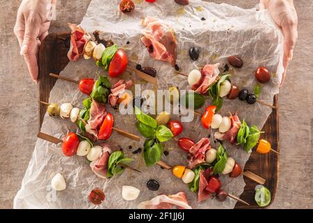 Brochettes de Caprese tomates italiennes ou méditerranéennes mozzarella olives et prosciutto Banque D'Images