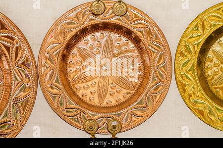 Assiette, ustensiles en cuivre conçus à la main pour travailler dans la cuisine, plats, casseroles, poêles et chaudrons Banque D'Images