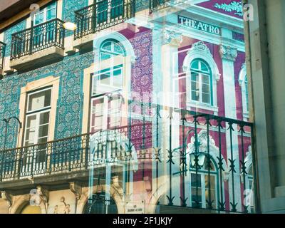 Mur d'un ancien palais couvert d'Azulejo, un ornement typique de l'architecture portugaise Banque D'Images