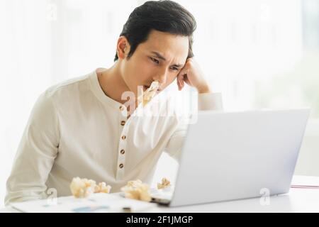 Portrait d'un employé malade qui n'a pas encore à aller pour travailler avec un visage fatigué Banque D'Images