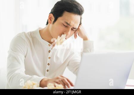 Portrait d'un employé malade qui n'a pas encore à aller pour travailler avec un visage fatigué Banque D'Images