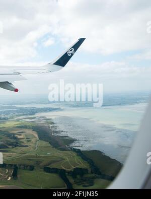 Un avion d'Air New Zealand qui vole au-dessus d'Auckland. Format vertical. Banque D'Images