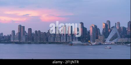 Lumière du coucher de soleil sur Midtown Manhattan de l'autre côté de la rivière Banque D'Images