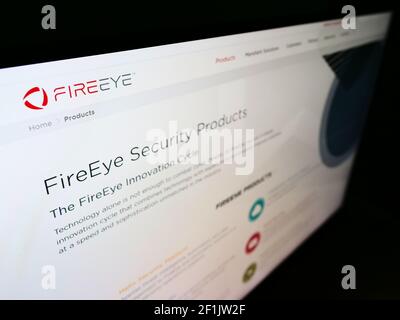 Vue en grand angle de la page Web d'entreprise avec le logo de la société de cybersécurité américaine FireEye Inc. Sur moniteur. Faites la mise au point en haut à gauche de l'écran. Photo non modifiée. Banque D'Images