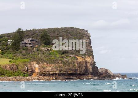 Maison en bord de mer australienne sur la pointe de Bangalley Avalon Beach, Nouvelle-Galles du Sud, Australie Banque D'Images