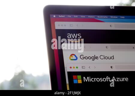 Les logos AWS, Google Cloud et Microsoft Azure sont respectivement visibles sur les sites Web des trois grands fournisseurs de cloud sur un ordinateur portable. Banque D'Images