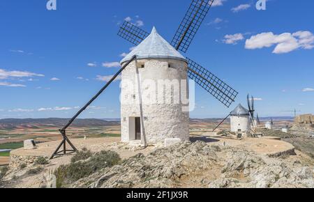 Moulins à vent de Consuegra à Tolède, Espagne. Ils ont servi à meuler les champs de céréales Banque D'Images