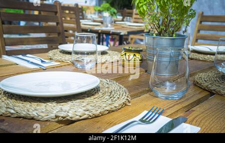 Terrasses ensoleillées avec verres vides et table à manger ou prendre un en-cas à Marbella, Malaga, Espagne Banque D'Images