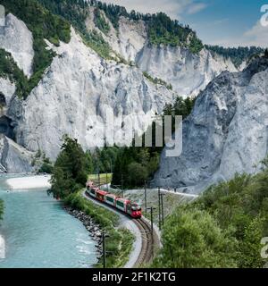 Randonneurs et le chemin de fer rhétien sur les rives du Rhin dans la gorge de Ruinaulta Banque D'Images