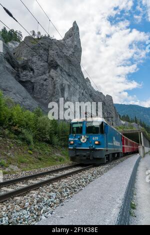 Le train Rhaetian sur les rives du Rhin Rivière dans la gorge de Ruinaulta Banque D'Images