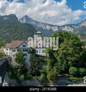 Château de Reichenau et pont sur le Rhin avec les Suisses Alpes en arrière-plan Banque D'Images