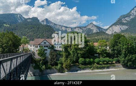 Château de Reichenau et pont sur le Rhin avec les Suisses Alpes en arrière-plan Banque D'Images