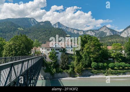 Château de Reichenau et pont sur le Rhin avec les Suisses Alpes en arrière-plan Banque D'Images