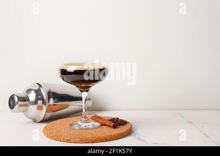 Verre de martini à café sur fond clair Banque D'Images