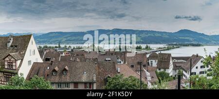 Vue panoramique sur la vieille ville historique de Rapperswil Avec le lac de Zurich derrière Banque D'Images