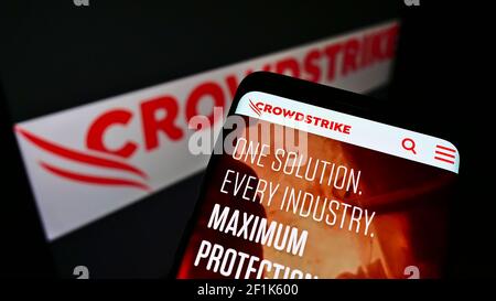 Téléphone mobile avec le site Web de la société de logiciels américaine CrowdStrike Holdings Inc. À l'écran devant le logo. Concentrez-vous sur la partie supérieure centrale de l'écran du téléphone. Banque D'Images