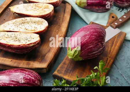 Aubergines fraîches sur fond de couleur Banque D'Images