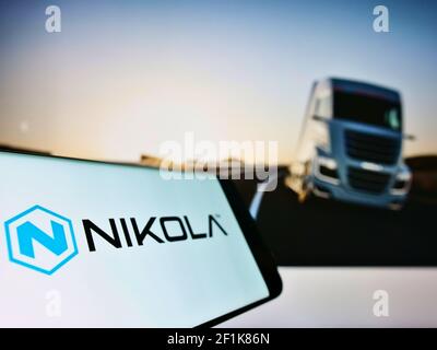 Téléphone portable avec logo de la société américaine de véhicules électriques et à hydrogène Nikola Corp. À l'écran devant le site Web. Mise au point au centre-gauche de l'écran du téléphone. Banque D'Images