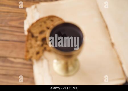 Reflet de la croix dans le calice de vin sur la table Banque D'Images