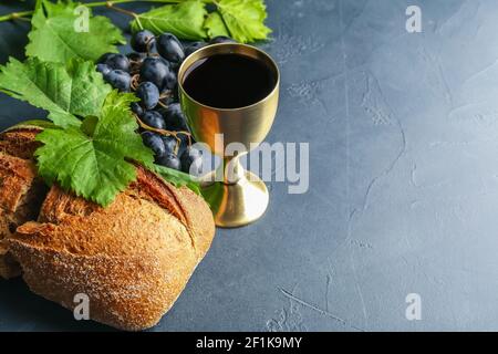 Calice de vin et de pain sur fond sombre Banque D'Images