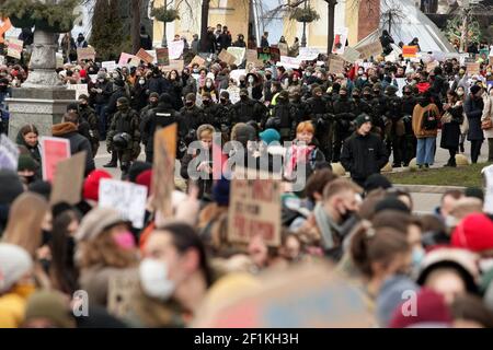 KIEV, UKRAINE - le 8 MARS 2021 - la police de Riot est en service pendant la marche des femmes 2021 à l'occasion de la Journée internationale de la femme à Kiev, capitale de l'Ukraine. Banque D'Images