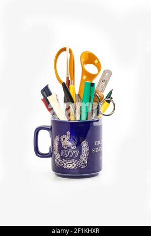 Une tasse remplie de stylos et de matériaux pour artistes Banque D'Images