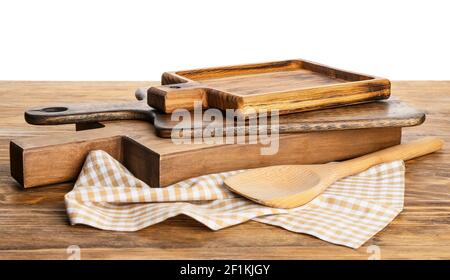 Planches à découper en bois et spatule sur la table sur fond blanc Banque D'Images