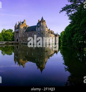 Campeneac, Bretagne / France - 26 août 2019 : le château de Trecesson se reflète dans l'étang et est entouré Banque D'Images