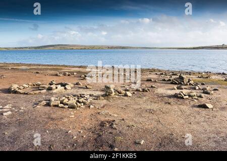 Soleil d'hiver sur la rive rocheuse du lac Colliford, sur la Moor Bodmin, dans les Cornouailles. Banque D'Images