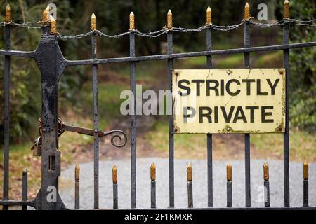 panneau strictement privé sur le métal recouvert de fil barbelé et verrouillé entrée à la propriété privée du comté de bangor en bas du nord de l'irlande royaume-uni Banque D'Images