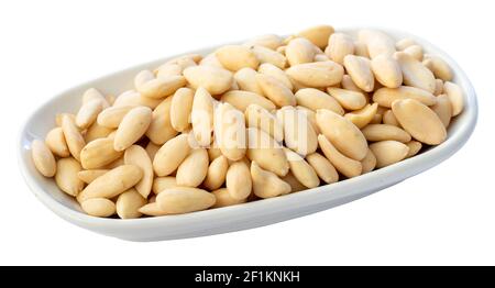 Amandes brutes isolé sur fond blanc Banque D'Images