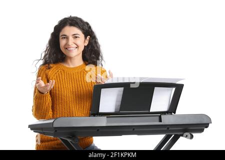 Jeune femme jouant au synthétiseur sur fond blanc Banque D'Images