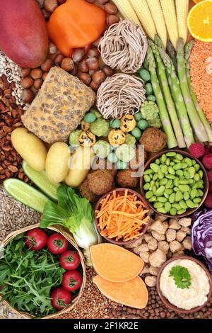 Aliments sains immunisés pour un régime végétalien avec des légumes, des légumineuses, des produits tofu, des grains, des noix, nouilles et en-cas. Banque D'Images