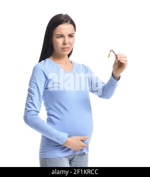 Jeune femme enceinte avec une cigarette cassée sur fond blanc. Concept de refus de mauvaise habitude Banque D'Images