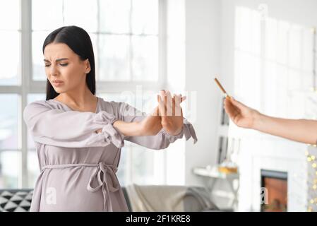 Jeune femme enceinte refusant de prendre la cigarette suggérée. Concept de mode de vie sain Banque D'Images