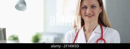 Portrait d'une femme médecin avec stéthoscope autour de son cou bureau Banque D'Images