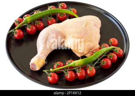 Cuisses de poulet brutes isolées sur fond blanc Banque D'Images