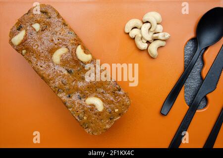 Gâteau aux noix de Rawa et noix de cajou maison sur un hacher de couleur orange carte Banque D'Images