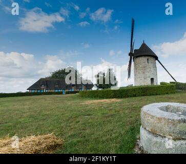 Vue sur le moulin à vent historique Moulin de Pierre et l'ancien Pierres à Houville en Normandie Banque D'Images